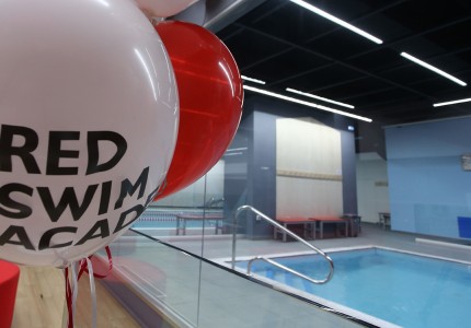 Πλήθος κόσμου στα εγκαίνια του Red Swim Academy (pics)