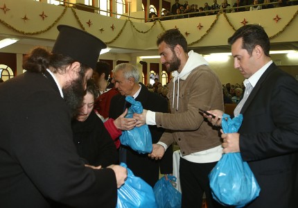 Ο Ολυμπιακός στο πλευρό της Ιεράς Μητρόπολης Νικαίας (vid, pics)