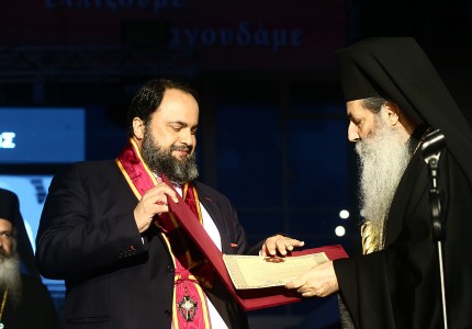 Ο Βαγγέλης Μαρινάκης βραβεύτηκε από την Ιερά Μητρόπολη Πειραιώς! (pics, vid)