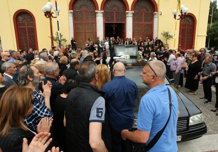 Το «ύστατο χαίρε» στον Μανώλη Υφαντή (pics)