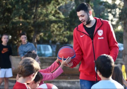 Ο Κώστας Παπανικολάου είναι «Φίλος του παιδιού» (pics)