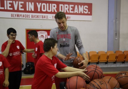 Ανανεωμένο το One Team του Ολυμπιακού (pics-vid)