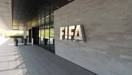 FIFA: «Αξιολογούμε την επιστολή του Ολυμπιακού»