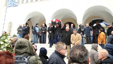 Σκεπασμένος με την ερυθρόλευκη σημαία… (photos)