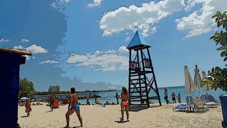 Άρση μέτρων: Ανοίγουν το Σαββατοκύριακο οι οργανωμένες παραλίες ενόψει καύσωνα