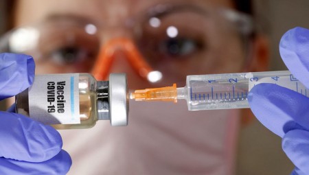 Σε αναμονή για τη συνέχιση των δοκιμών του εμβολίου της Οξφόρδης (video)