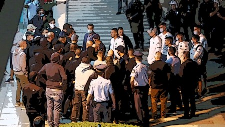 Τόσες ανακρίβειες, μέσα σε δυο προτάσεις… (videos)