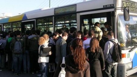 Κορονοϊός: Συνωστισμός και ταλαιπωρία στα αστικά λεωφορεία (video)