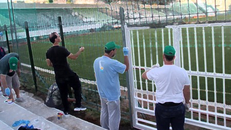 Προχωρούν οι εργασίες στο εξοχικό! Τα κάγκελα, τα έβαψαν τα παιδιά;