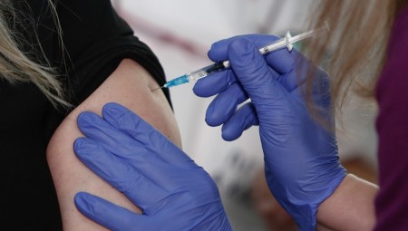 Ακόμα 83.850 δόσεις του εμβολίου κατά του κορονοϊού έφτασαν στην Ελλάδα (video)