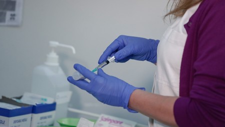 Κορονοϊός: Εμβόλιο και άρση μέτρων (video)