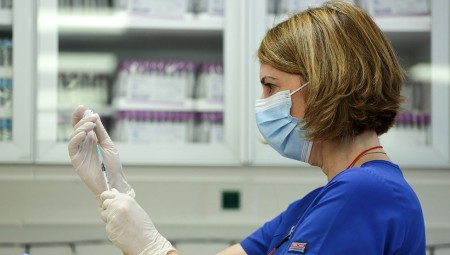 Έντονη ανησυχία σε Γερμανία και Γαλλία για την έλλειψη εμβολίων (video)