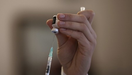 Συνεχίζονται οι εμβολιασμοί στην Ελλάδα υπό τη σκιά της μετάλλαξης του κορονοϊού (video)