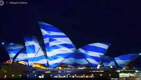 Η ελληνική σημαία κυματίζει σε όλο τον κόσμο - Συγκινούν οι Έλληνες της Ν. Αφρικής