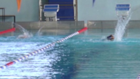 Σοκ και αποτροπιασμός: Προπονητής κολύμβησης κατηγορείται ότι βίασε δύο 10χρονες αθλήτριες