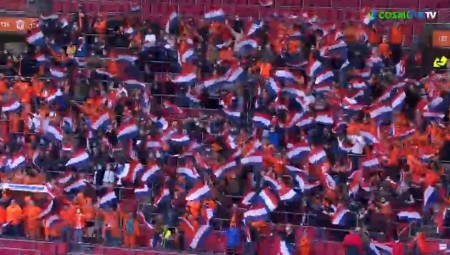 Η ωραιότερη εικόνα που είδαμε! Κόσμος στο γήπεδο της Ολλανδίας (video)