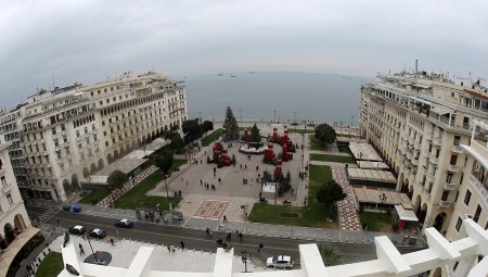 Θεσσαλονίκη: Αγριογούρουνο κόβει βόλτες στην πλατεία Αριστοτέλους!