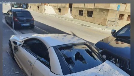 Ρόδος: Σε κατάσταση αμόκ αστυνομικός - Έσπασε με βαριοπούλα το αυτοκίνητο του διευθυντή του