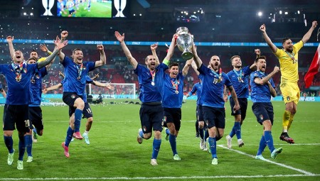 EURO 2020: Ολονύχτιοι πανηγυρισμοί στην Ιταλία! (video)