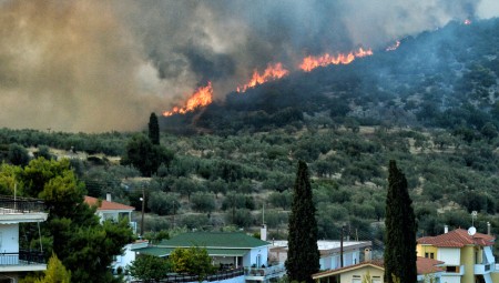 Μεγάλα πύρινα μέτωπα σε Κορινθία, Εύβοια & Επίδαυρο - Επί ποδός η Πυροσβεστική