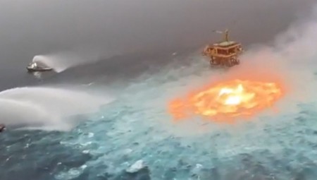 Απίστευτες εικόνες στο Μεξικό: Φωτιά ξέσπασε στην επιφάνεια του ωκεανού (video)