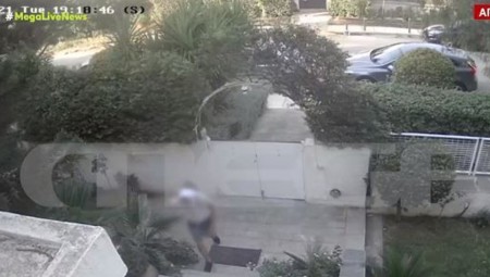 Η στιγμή που ανήλικοι δράστες κλέβουν σπίτι στην Γλυφάδα (video)