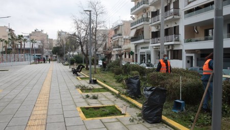 Ανάπλαση πρασίνου και εξωραϊσμός στην πλατεία Θεμιστοκλή από τον Δήμο Πειραιά