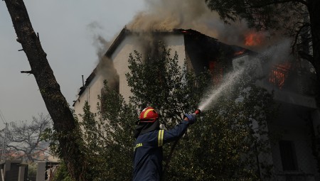 Φωτιά στη Βούλα: Κάηκαν τέσσερα σπίτια - Εικόνες καταστροφής και απόγνωσης