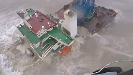Χονγκ Κονγκ: Καταιγίδα τσάκισε στα δυο τεράστιο πλοίο – Δεκάδες οι αγνοούμενοι (video)