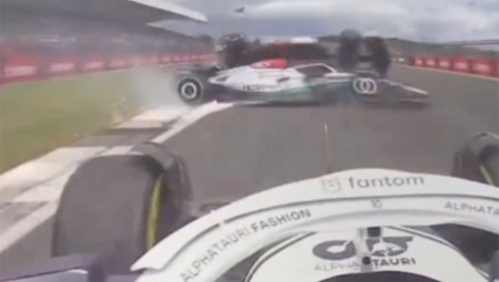 Formula 1: Το τρομακτικό ατύχημα του Ζου! Αναποδογύρισε το μονοθέσιο! (video)