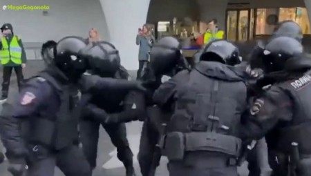 Ρωσία: Μαζικές συλλήψεις στις διαδηλώσεις κατά της μερικής επιστράτευσης (video)