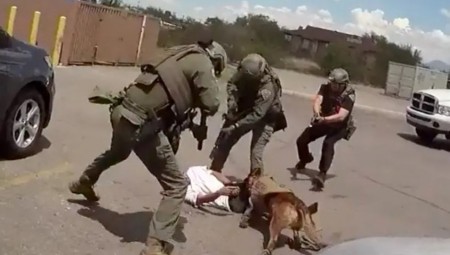 Σοκ στις ΗΠΑ: Αστυνομικοί σκοτώνουν άνδρα που σημαδεύει το κεφάλι αστυνομικού σκύλου (σκληρές εικόνες)