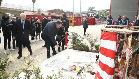 Ο Βαγγέλης Μαρινάκης και ο ποδοσφαιρικός Ολυμπιακός τίμησαν τη μνήμη των θυμάτων της Θύρας 7 (photos, video)