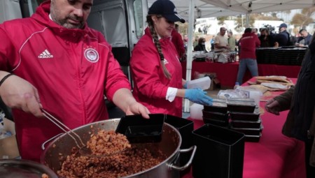 H ΠΑΕ Ολυμπιακός πρόσφερε πάνω από 2.500 γεύματα στους πολίτες του Πειραιά