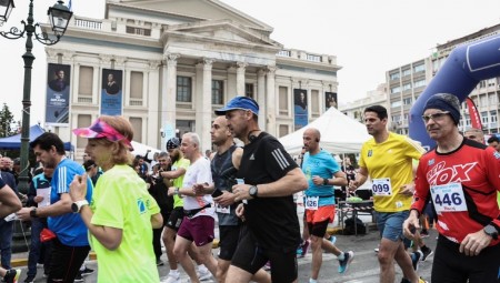 Μικροί και μεγάλοι έτρεξαν στους δρόμους του Πειραιά στον 35ο Βαρτζάκειο Αγώνα Δρόμου 