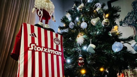 Τα «ερυθρόλευκα» χριστουγεννιάτικα δέντρα των Καρβαλιάλ, Άλβες και των ποδοσφαιριστών! (photos)