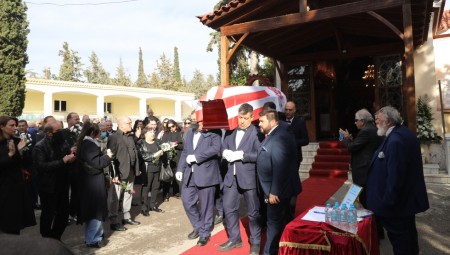 Απουσία-ντροπή για τους βουλευτές του Πειραιά στην κηδεία του Γιώργου Δαρίβα