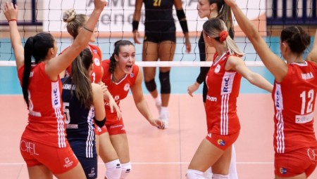 Έβγαλαν αντίδραση με περίπατο στη Σαντορίνη οι «ερυθρόλευκες»!