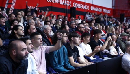 Μια οικογένεια ο Ολυμπιακός, δίπλα στην ομάδα βόλεϊ η Κ19!
