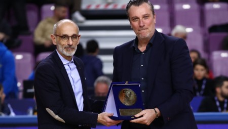 Η ΕΟΚ βράβευσε τον Θρύλο για την κατάκτηση του πρώτου Κυπέλλου το 1976 (video)
