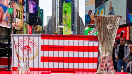 «Ερυθρόλευκη» λάμψη στην Τimes Square για τα ευρωπαϊκά του Θρύλου! (photos)