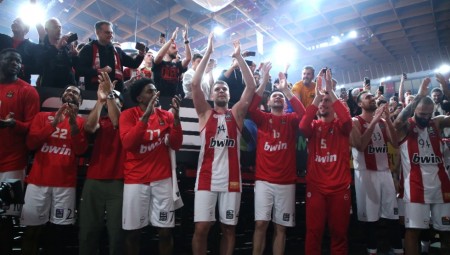 Μία γροθιά η ομάδα! Ένα... κουβάρι στο τέλος με τον κόσμο! (video)
