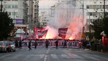 Οργή λαού στη συγκέντρωση της Θύρας 7 στον Πειραιά (photos)