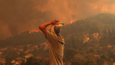 «Κόβουν» την ανάσα οι εικόνες από τις φωτιές στην Εύβοια (photos)