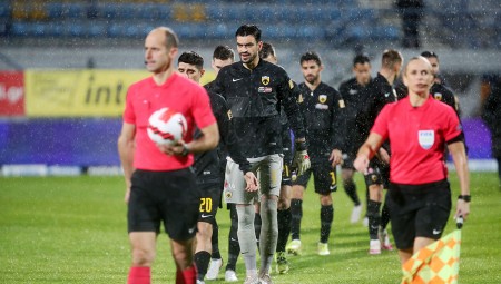 Έπιασε το bullying των παικτών της ΑΕΚ, το κατάπιε το πέναλτι ο Καραντώνης!