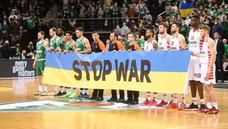 Ζαλγκίρις-Ολυμπιακός: Σήκωσαν πανό κατά του πολέμου