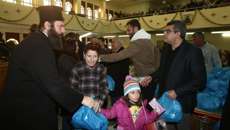 Ο Ολυμπιακός στο πλευρό της Ιεράς Μητρόπολης Νικαίας (vid, pics)