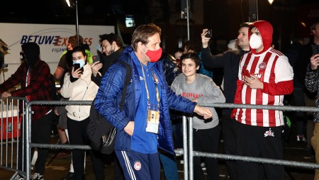 Κόσμος του Ολυμπιακού έξω από το «Philips Stadion»! (photos)