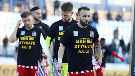 Με μπλουζάκια για τον Άλκη και οι παίκτες του Ολυμπιακού (photo)