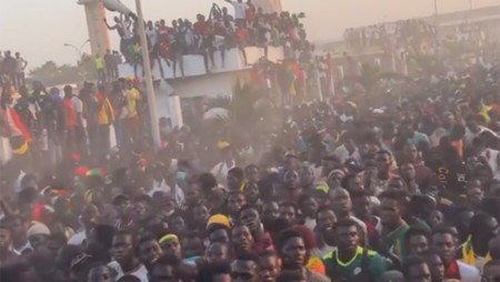 Έγινε χαμός στην υποδοχή της Σενεγάλης! Με φανέλες Σισέ! (videos)